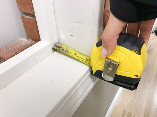 Đo chiều sâu của ô cửa