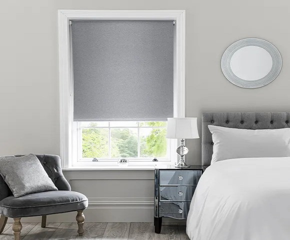 Màn cuốn Metallic trên ô cửa phòng ngủ