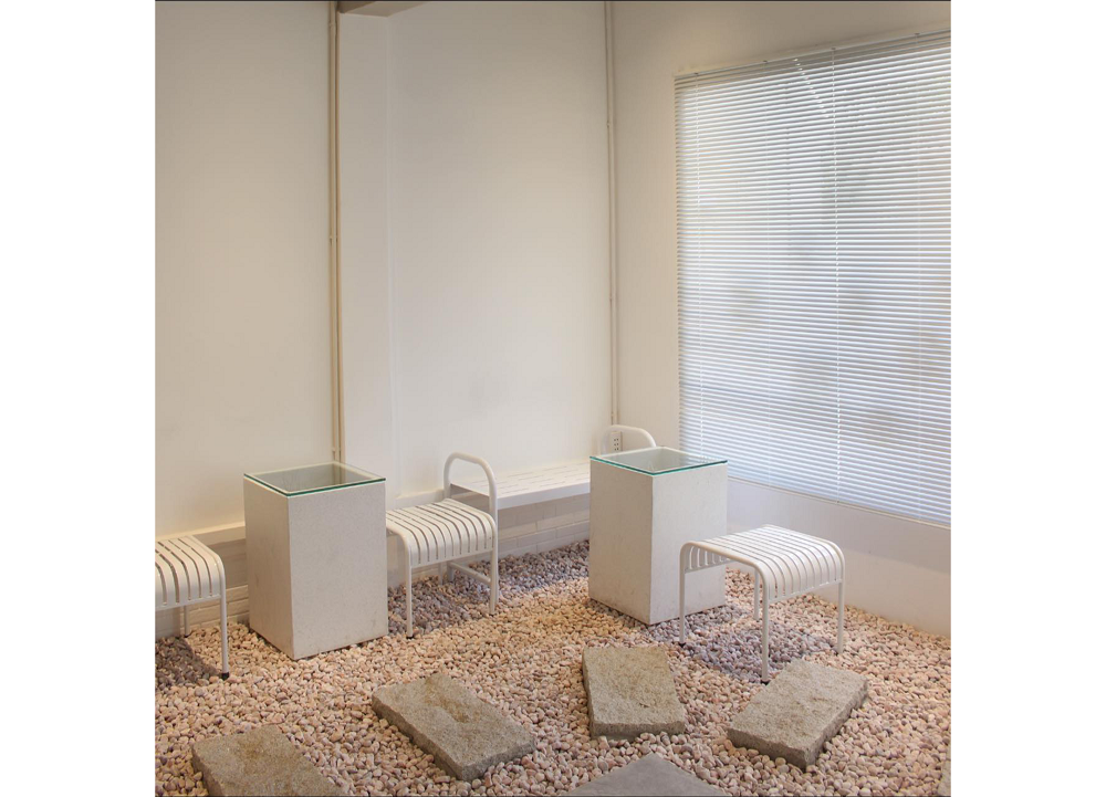 Màn nhôm giúp điều tiết ánh sáng linh hoạt hơn, tạo nên bầu không gian thoáng đãng - We.Cafèteria