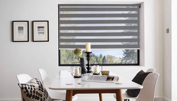 Màn cầu vồng màu xám trên nên tường trắng