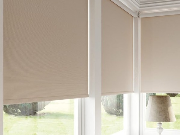 Thanh dưới bọc vải giúp bộ màn liền mạch