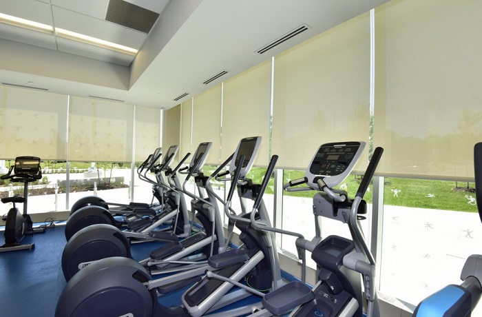 Màn cuốn dễ dàng đáp ứng những vách kính lớn trong phòng gym