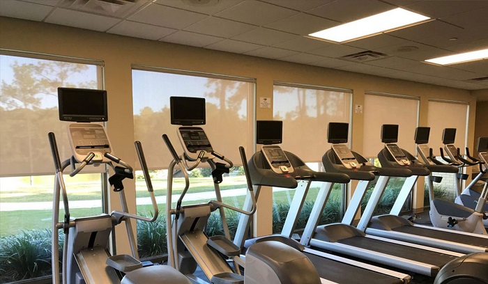 Màn cuốn lưới tạo cảm giác rộng rãi cho phòng gym