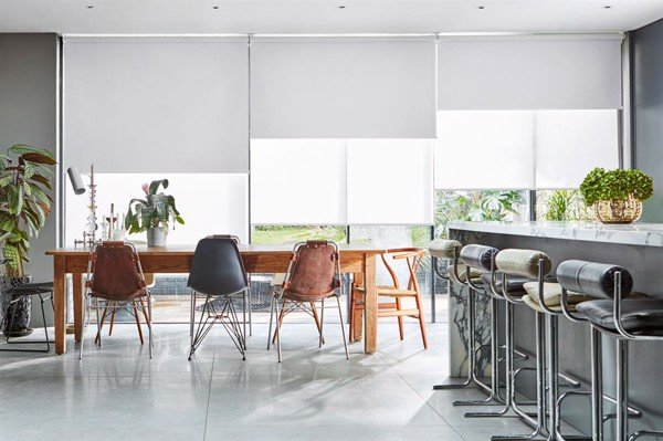 Màn cuốn trong không gian bếp sang trọng