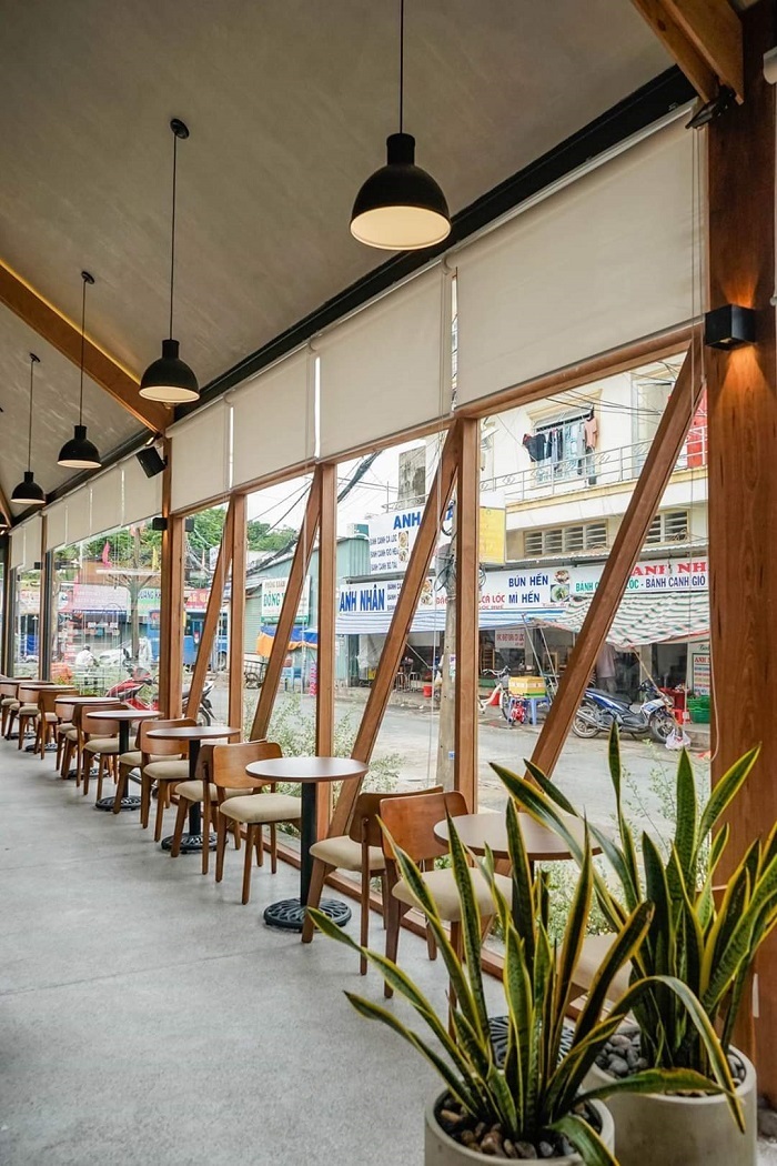 Màn cuốn lưới - Giải pháp ánh sáng cho những quán cafe hiện đại