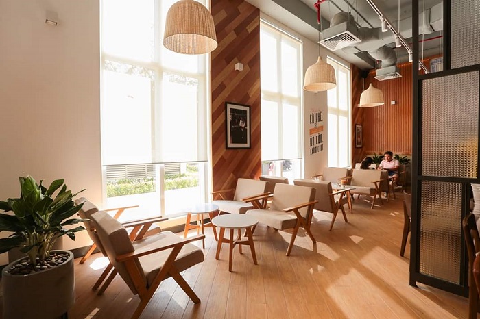 Thiết kế của màn cuốn gọn gàng, tạo điểm nhấn cho không gian quán