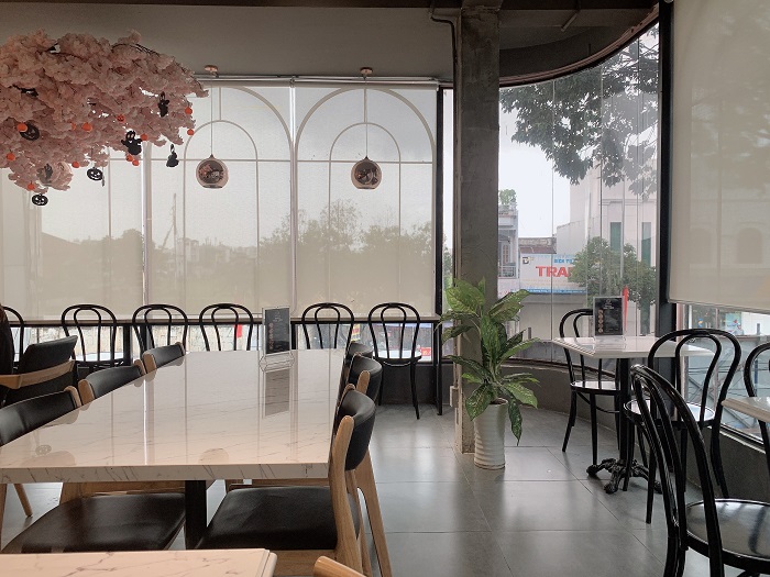 Màn cuốn lưới dễ dàng phối hợp với nhiều phong cách thiết kế quán khác nhau